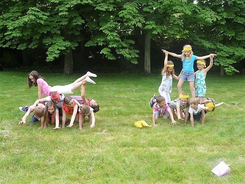 groupes d'enfant essayant d'effectuer une pyramide huaine